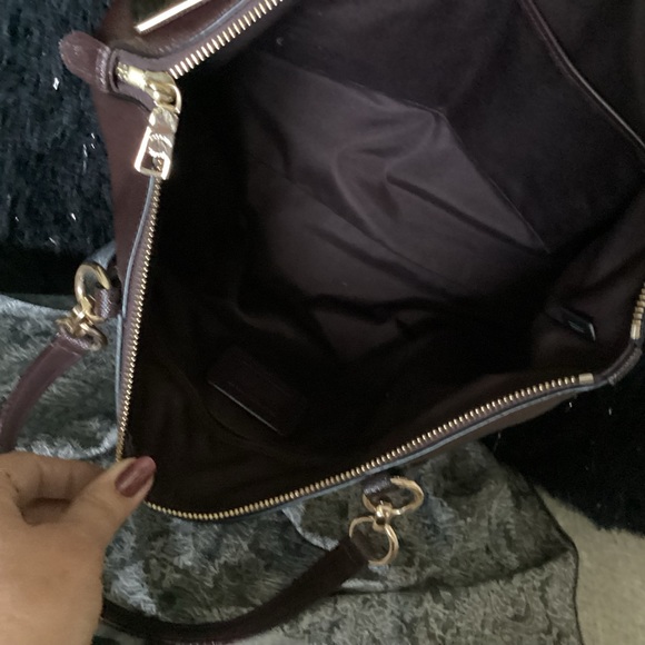 Coach oxblood metallic shoulder bag with gold hardware - Picture 4 of 6